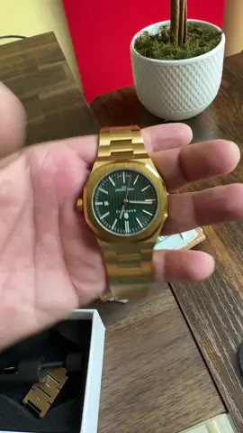 Reloj SAPPHERO de acero inoxidable con acabado dorado y carátula verde. Resistente al agua 30M, movimiento de cuarzo preciso y diseño elegante para cualquier ocasión. Perfecto como regalo o para elevar tu estilo diario sin gastar de más. #relojhombre #accesorioshombre #estiloelegante #relojlujo