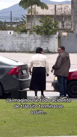 Hoje um acidente de trânsito aqui no bairro estreito em Florianópolis, já imaginou se todo acidente de trânsito terminasse assim. Por mais pessoas de bom coração igual a essas no mundo ❤️❤️❤️❤️ #amor #amar #florianopolis #bondade #jesus 