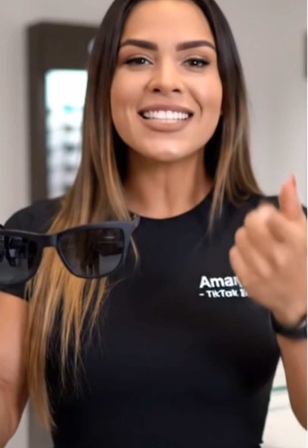 Tecnologia e estilo em um só acessório! Óculos inteligente Bluetooth com áudio embutido, chamadas e música no dia a dia. Apenas 89,90 e ainda divide em 2x sem juros! 🚀🛒 Corre no carrinho laranja antes que acabe! #OculosInteligente #BluetoothGlasses #TikTokShopBrasil #OfertaLimitada #EstiloComTecnologia