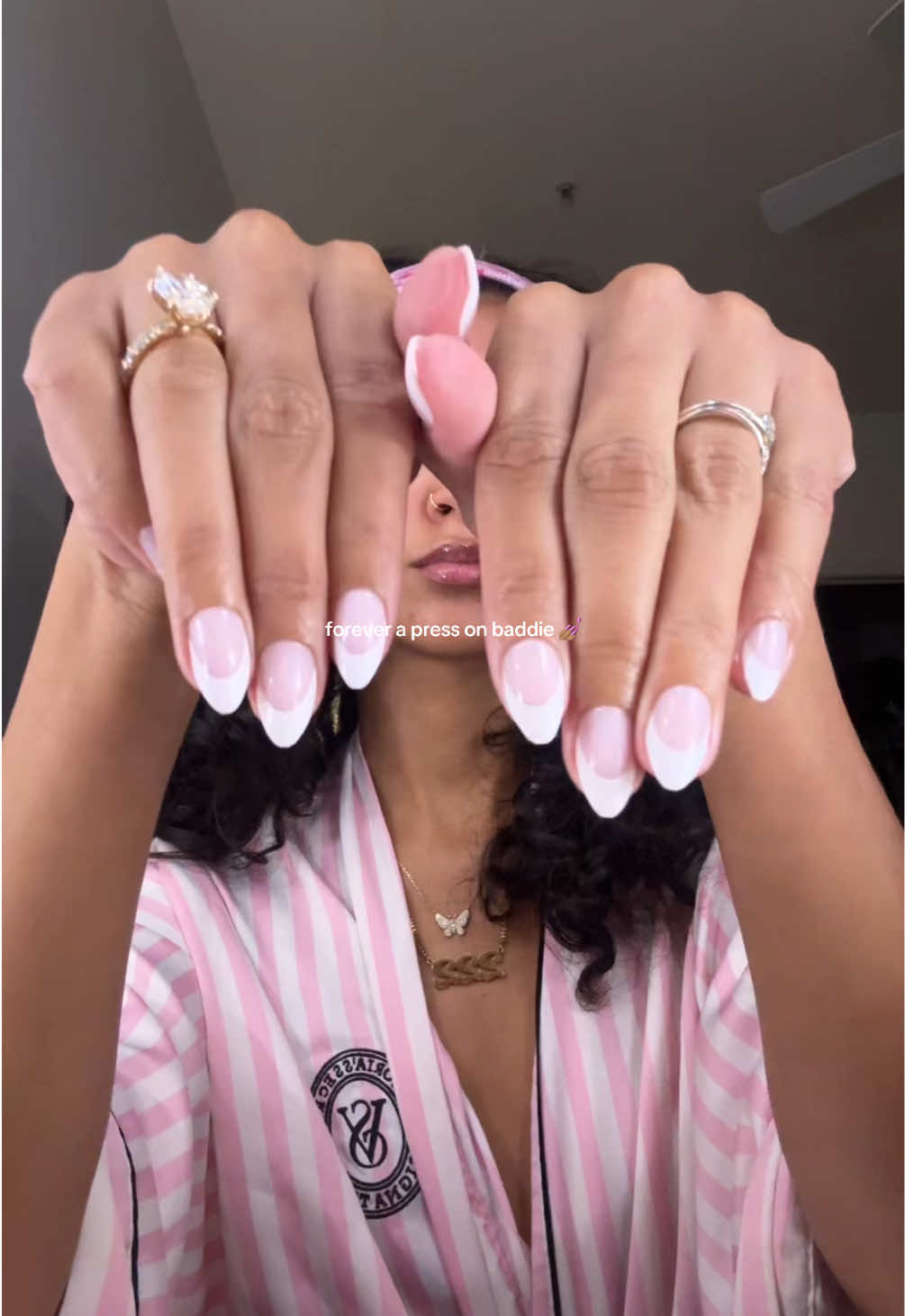 Press on baddies to the frontttt  press on set @Olive & June 🤍 #pressonnails #pressonsets #frenchnails #nailtransition #oliveandjunepressonnails 
