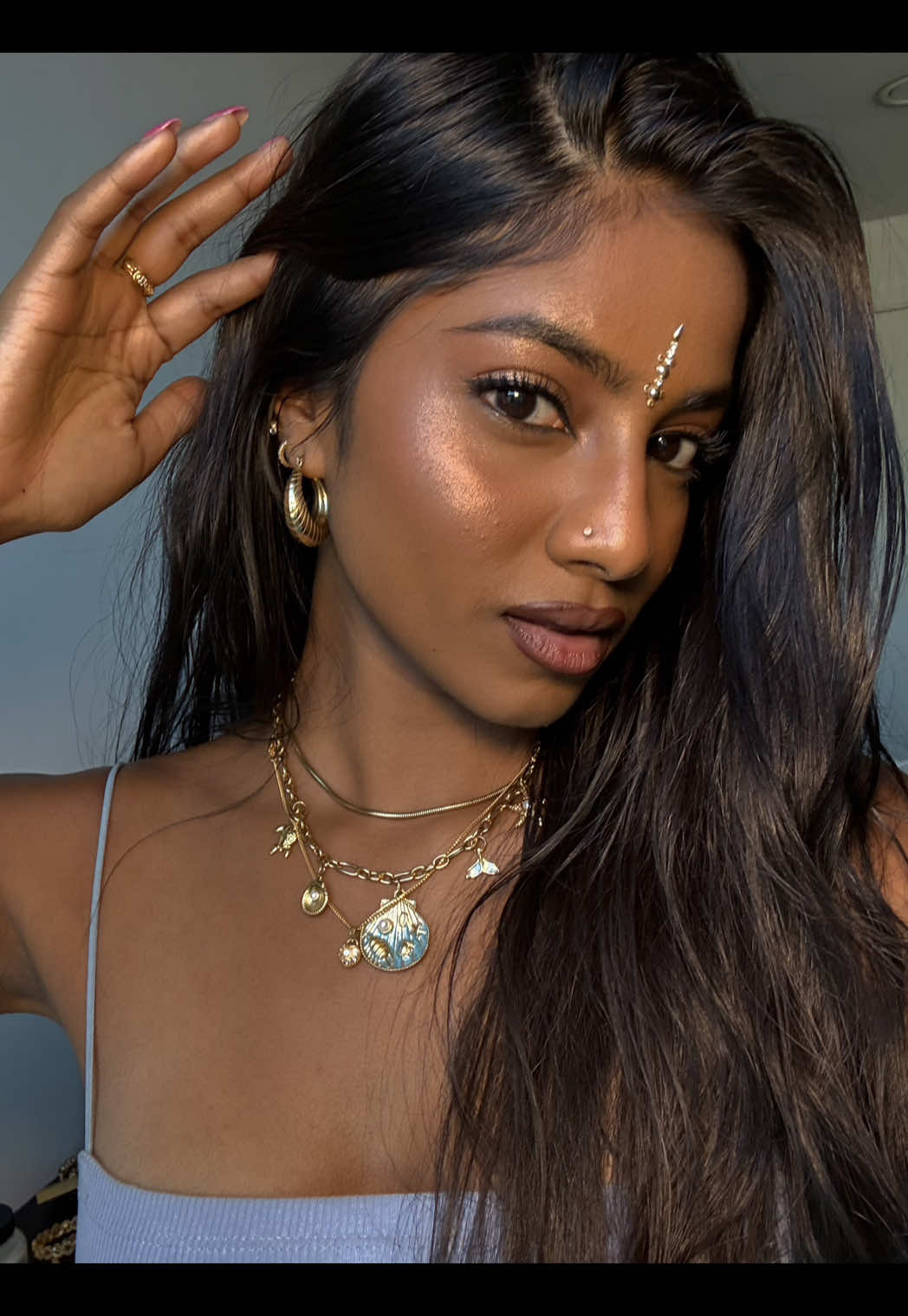 dare i say it…this may be my fav look AND BINDI in a while. @LARA RAJ knows what’s up #lararaj #katseye #bindi #pottu #grwm 