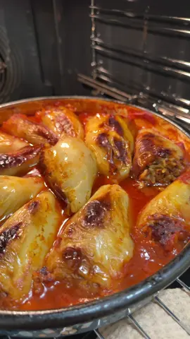 Punjene Paprike/ Gefüllte Paprika 🫑🌶️ Zutaten • 500 g Hackfleisch • 250–300 g Rundkornreis • 2 Zwiebel, 2 Knoblauchzehen, 2 Karotten, eine Handvoll Petersilie (zerkleinert) • 1 EL Tomatenmark • 1–2 EL Öl • Gewürze: Vegeta, Paprika Edelsüß, Pfeffer • Paprika (gelb oder nach Wahl) Soße • 1 EL Tomatenmark • 500 ml passierte Tomaten • Salz, Pfeffer • 1–2 EL Öl • Heißes Wasser zum Auffüllen (bis die Paprika ca. zur Hälfte bedeckt sind) ⏲️🔥 Die gefüllten Paprika in eine Auflaufform geben, mit der Soße übergießen, mit Alufolie abdecken und bei 200°C Ober-/Unterhitze ca. 90 Minuten backen. Anschließend die Folie entfernen und weitere 20 Minuten goldbraun backen. Sastojci 🇧🇦 • 500 g mljevenog mesa • 250–300 g okrugle riže •2 luka, 2 čehna bijelog luka, 2 mrkve, šaka peršuna (izblendati) • 1 kašika koncentrata od paprike • 1–2 kašike ulja • Začini: vegeta, biber, paprika u prahu •Paprike (žute ili po želji) Preljev •1 kašika koncentrata od paradajza • 500 ml pasiranog paradajza • so, biber • 1–2 kašike ulja •vruća voda da paprike budu do pola prekrivene ⏲️🔥 Punjene paprike staviti u vatrostalnu posudu, preliti sosom, prekriti folijom i peći na 200°C oko 90 minuta. Zatim skinuti foliju i peći još 20 minuta da porumene. #bosna #bosnia #punjenepaprike #balkan #paprika 