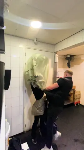 Onze laatste tiktok met Joey, moeten wij natuurlijk goed afsluiten!😨😂#indebuurtzwolle #kwalitariazwollezuid #winkelcentrumzwollezuid #fyp #viralvideos 