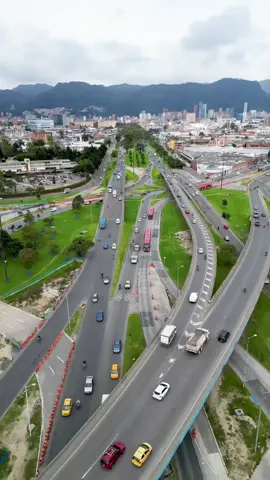🚨 ¡Atención, conductores y ciudadanos! Este sábado 30 de agosto, se deshabilitarán los puentes de la intersección de Puente Aranda, que conectan las avenidas calle 13, Sexta, carrera 50 y av. Las Américas. En este video te explicamos cuáles son los cierres, los desvíos autorizados y las rutas alternas para que te movilices. 🛣️🚗 🔴 ¡Infórmate y planea tu recorrido con anticipación!