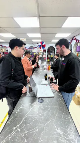 (Pt.1) 🤝 En Comprar en Chile probamos perfumes junto a un cliente y compartimos primeras impresiones reales. Nada mejor que escuchar qué opinan quienes vienen a buscar su fragancia ideal. Perfumes árabes, perfumes de diseñador y muchas opciones para descubrir tu próximo favorito. #perfumes #perfumeschile #comprarenchile #perfumería #perfumesarabes  