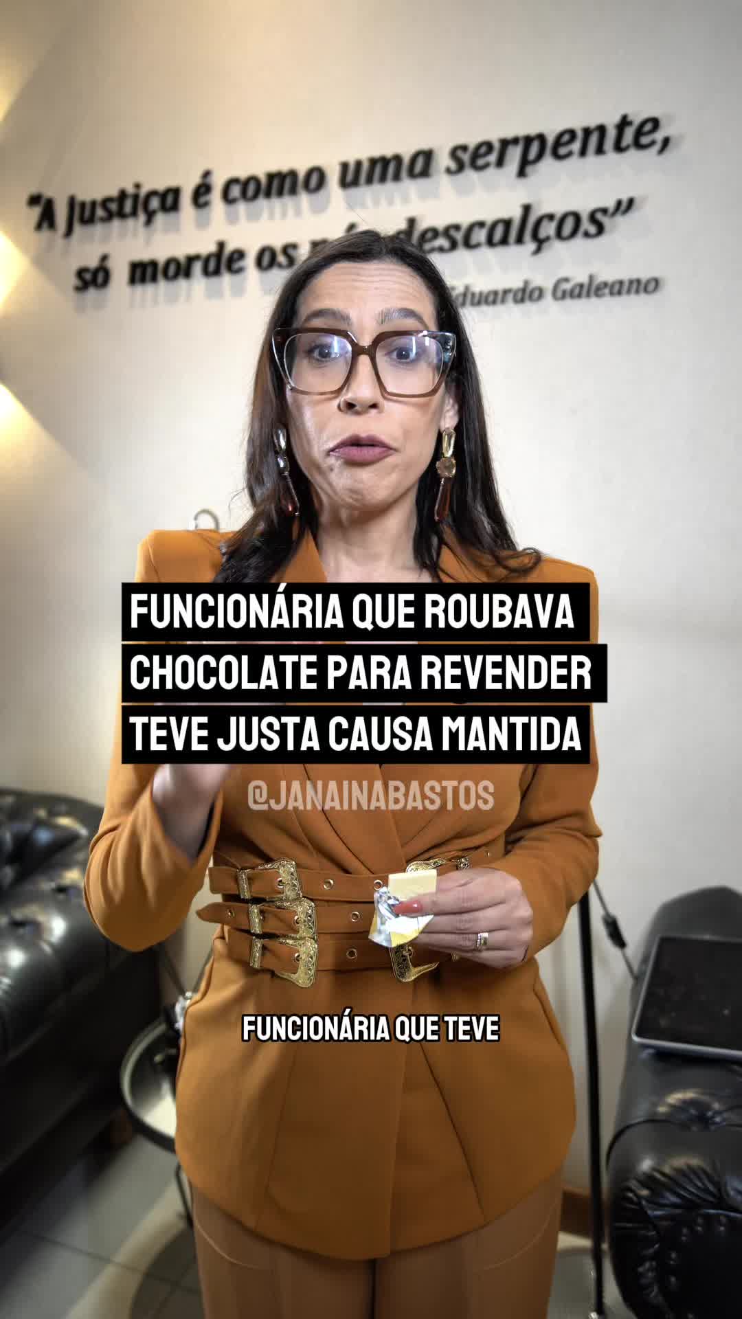 Funcionária que teve justa causa aplicada porque roubava chocolate para revender. A justa causa foi mantida, pois uma sindicância descobriu justamente que aquilo não era para consumo próprio. Ela estava revendendo até em rede social, com perfil com foto dela e tudo, aqueles chocolates. E ela já vinha fazendo isso há um tempo. A empresa deu queixa na delegacia e, lá, pressionada, ela confessou. Então, faço aqui um parêntese ressaltando a importância de você realizar uma sindicância. Se a empresa não estivesse preparada para fazer a investigação e descobrir o real motivo dela estar cometendo o furto, provavelmente se enquadraria como uso próprio. E a maioria dos tribunais tem entendido que, quando é para consumo próprio e de pequeno valor, não tem sido considerado motivo suficiente para justa causa. E o incrível disso tudo é a pessoa, depois de tudo isso, ainda ir ao Judiciário tentar pedir reversão da justa causa e indenização por dano moral. Complicado, né? A justiça foi feita — e muitas vezes ela é feita a favor da empresa. E a justa causa foi mantida com sucesso.