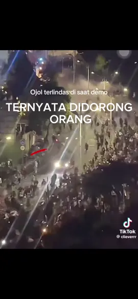sekedar sharing pov lain. -ojol tabrakan sama org baju item - ada org diblkg ojol ngalangin view brimob - begitu orangnya pergi supir brimob kaget (bisa diliat mobilnya udah ngerem) -mungkin supir panik karena kalau dia mundur pasti diamuk masa memang supir brimob salah klau panik harusnya mundur dulu klau emg ga sengaja nabrak, kalau seperti ini kesannya sengaja dilindas dan juga bukan utk menyalahkan abang2 baju item, hanya menurut saya kejadiannya emg ga bisa dihindari hanya pendapat pribadi, ga dibayar video clip from @World With Dignity  #fyp #brimob #ojolkelindes #demodpr #demohariini