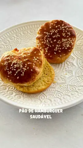 Fácil, rápido e saudável!  Pão de hambúrguer! Ingredientes: 1 ovo  1 col de sopa de farinha de aveia  2 col de sopa de leite em pó desnatado  1/4 de colher de café de sal (uma pitada de sal)  1/4 de colher de café de fermento  (Uma pitada de fermento)  Gergelim a gosto  #pao #paofit #lanche #receitafit #hamburgersaudavel  
