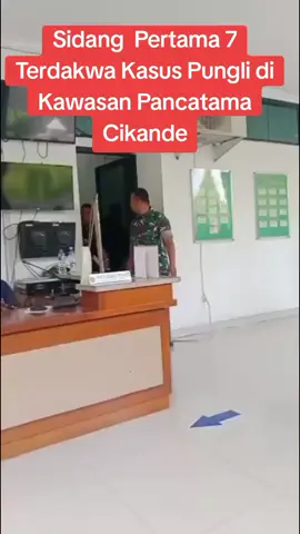 Sidang  Pertama 7 Terdakwa Kasus Pungli di Kawasan Pancatama Cikande SERANG - Sidang pertama yang dijalani terdakwa Nanang Nasrulloh (selaku Direktur Utama PT Pancatama Putra Mandiri) dan kawan kawan berkaitan kasus pungutan liar di Kawasan Pancatama Cikande yang terjaring Operasi Pekat Maung Polda Banten pada bulan Mei 2025, bertempat di Ruang Sidang Sari Pengadilan Negeri Serang, Kamis (28 Agustus 2025). Diberitakan sebelumnya, Tim Subdit III Jatanras Direktorat Reskrimum Polda Banten berhasil menangkap tujuh juru parkir (Jukir) diduga pelaku pungutan liar (pungli) terhadap sopir angkutan barang di Kawasan Industri Pancatama, Kecamatan Cikande, Kabupaten Serang, Banten, Kamis (08 Mei 2025). Penangkapan mereka berdasarkan laporan informasi ke Polda Banten Laporan Informasi Nomor:LI/27/V/2025/Ditreskrimum. Pada kesempatan tersebut, JPU membacakan surat dakwaan di depan Hakim dan para terdakwa dan penasehat hukum terdakwa. Sidang dilanjutkan kembali dalam 7 hari kerja mendatang. (red)