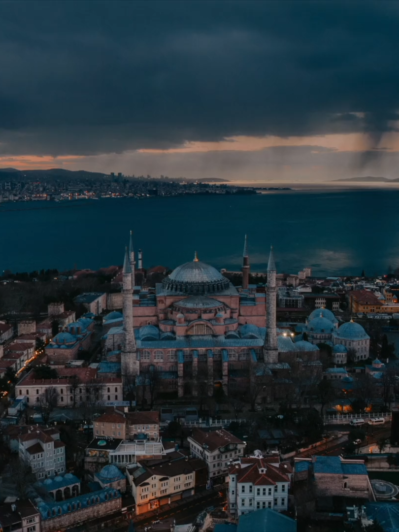 Türkiye İstanbul Stambul– taryhy we döwrebaplygy birleşdirýän gözellikler şäheri 🕌🌉✨ Bu ýerde ýaşamak we işlemek aýratyn mümkinçilikdir. Türkiýede iş mümkinçilikleri barada giňişleýin maglumat üçin biziň bilen habarlaşyň 📩🇹🇷