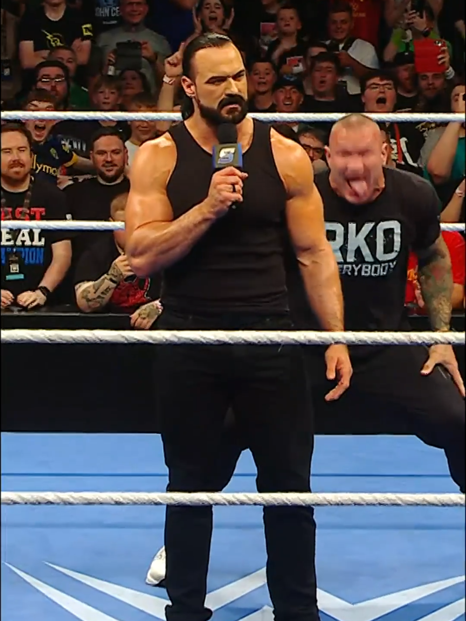 Un #RKO de la nada NUNCA pasa de moda 🙌🐍 #WWE