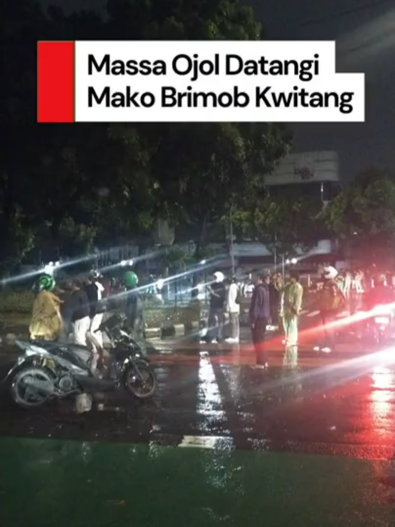 Massa pengemudi ojek online (ojol) menggeruduk Markas Komando (Mako) Brimob di Kwitang, Jakarta Pusat, pada Jumat (29/8) dini hari. Mereka berkumpul setelah sebelumnya ada insiden pengemudi ojol tewas dilindas kendaraan taktis (rantis) Brimob. Terlihat tembakan gas air mata berkali kali dilepaskan untuk membubarkan massa. Terlihat juga ada lemparan petasan di lokasi. Creator: Yumna Khan #ojol #rantis #brimob #detikcom #makobrimobkwitang