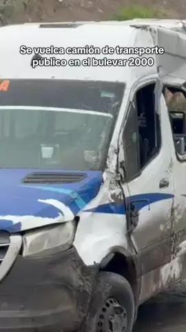 Camión de pasajeros termina volcado en el bulevar 2000 ⚠️ Un camión de transporte público de la ruta Natura–Otay volcó sobre el bulevar 2000, a la altura de Paseos del Vergel. Cuatro pasajeros resultaron heridos: tres fueron reportados estables y uno con lesiones de consideración 🚑. ¿Te sientes seguro al viajar en transporte público en Tijuana? #Tijuana #Bulevar2000 #Noticias