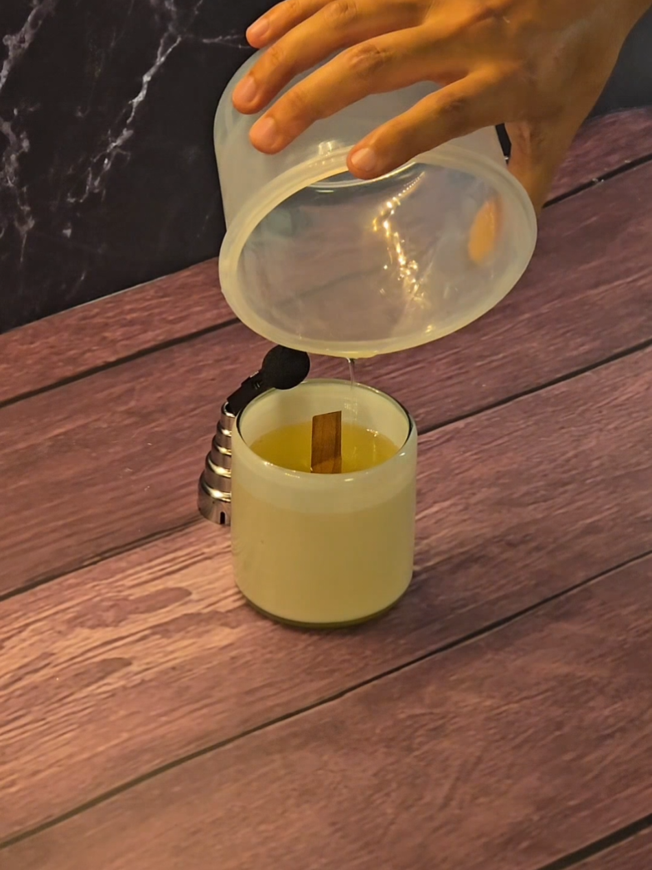 De fragancias a vela artesanal. ✨ Hoy unimos la cera de soya con nuestra mezcla de toronja, jazmín, sándalo e incienso, y la vertemos en un envase de vidrio soplado blanco hecho en Tonalá. Cada pieza es única, y con el doble pabilo de madera buscamos no solo una combustión pareja, sino también ese sonido que recuerda a una chimenea. Este es el tercer paso del proceso: en el próximo video verás todo completo en puro ASMR y la vela encendida. ¿Cuál de estas notas crees que dominará al prenderla? #vela #velas #velaartesanal #velasaromaticas #velasartesanales #veladesoya #vidriosoplado #vidrioartesanal #doblepabilo #pabilodemadera #toronja #jazmin #sandalo #incienso #asmrvelas #candlemaking #handmadecandles #decoracionhogar #candlelover
