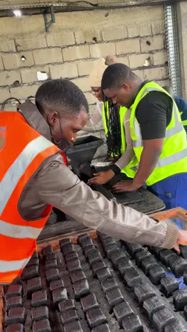 💡 Le travail d’équipe est une force, mais il devient encore plus efficace lorsqu’il est accompagné par des outils adaptés. Aujourd’hui, nous vous présentons le compacteur manuel, une machine locale conçue et fabriquée par nous-mêmes, spécialement pensée pour le contexte africain et la valorisation des déchets. 👉 Grâce à cette machine, nous optimisons la production tout en démontrant qu’il est possible de bâtir de grandes choses avec des solutions locales. À tous ceux qui hésitent encore, sachez que nos machines locales sont robustes, accessibles et adaptées à vos réalités. Venez passer vos commandes et rejoignez-nous dans cette dynamique de transformation et d’innovation durable. 🌍 L’Afrique a tout pour réussir, misons sur nos propres solutions ! #foryou #yp #foryoupage #africantiktok🇹🇿🇺🇬🇿🇦🇿🇲🇹🇿🇸🇹🇨🇮🇨🇲🇲🇱🇸🇳  #MachinesLocales #CompacteurManuel #ValorisationDesDéchets #EntrepreneuriatAfricain #AfriqueInnovante #ÉconomieCirculaire #MadeInAfrica #TransformationLocale #SolutionsDurables #JeunesseActive