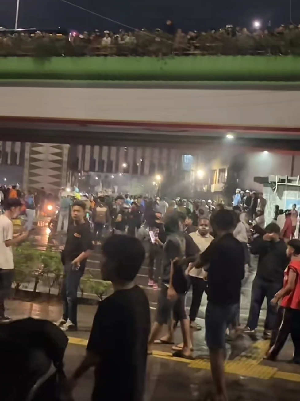 situaso kondisi terkini  follow akun ini supaya kalian tidak ketinggalan live aksi demo di gedung DPR. aksi demo ini di hadiri oleh: Mahasiswa Buruh Ojol Anak anak STM atau pelajar aksi 28 Agustus 2025 bakalan lebih ramai lah di gedung DPR di bandingkan hari sebelum nya yaitu hari Senin 25 Agustus 2025 Ramaikan gedung DPR/MPR hari ini etap jaga keselamatan dalam melakukan aksi semangat harus fyp masuk beranda viral live dpr brimob #demo #gedungdpr #fypviral #fyppage #28agustus2025 