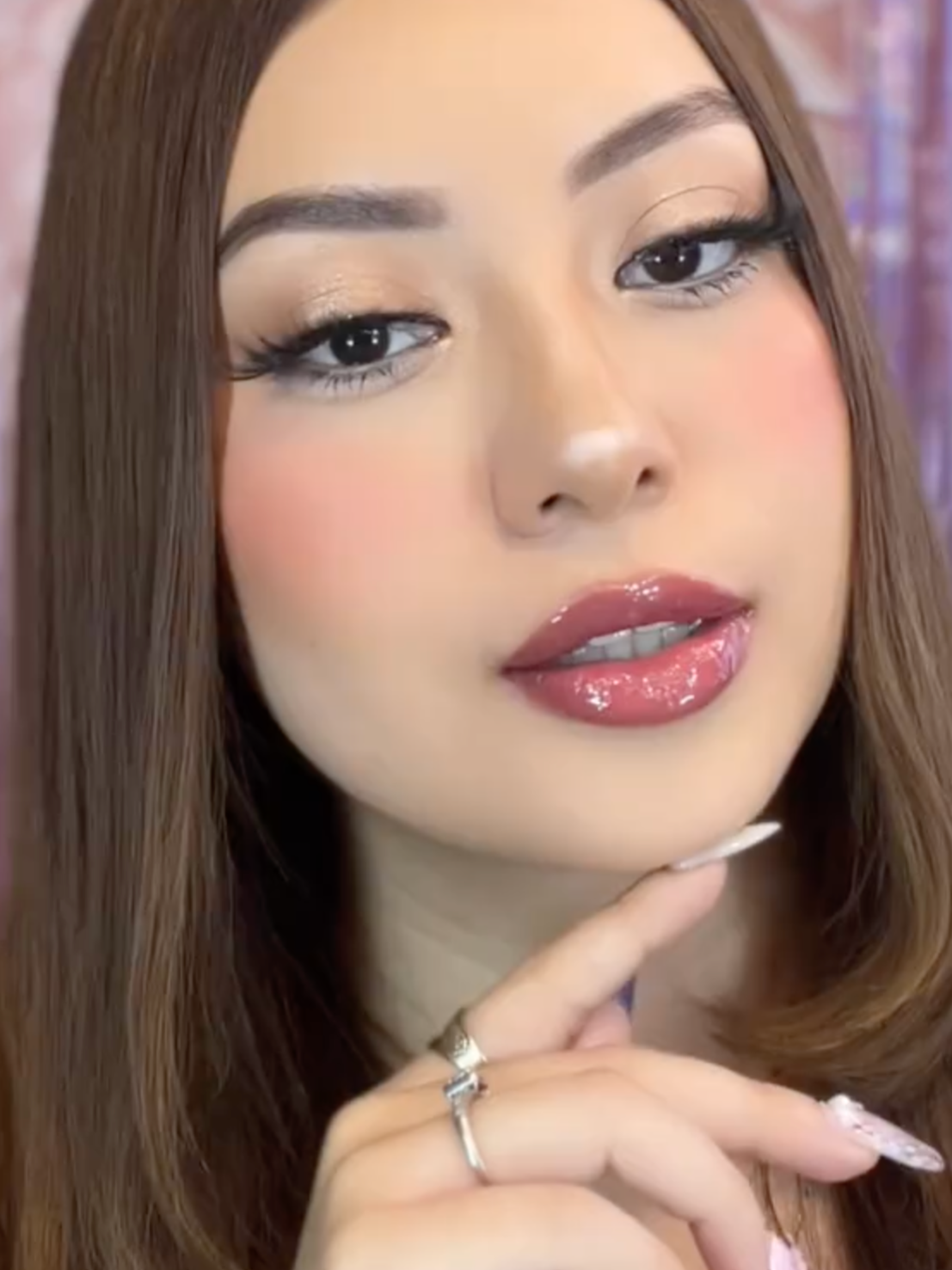 ¿Quieres un maquillaje que no luzca cargado? Te dejamos un tutorial que amarás. Productos utilizados: -#Base R1154 -#corrector R1072 -#rubor BL040 -#gelcejas LS034 #gloss  L1312 #sombrasdeojos E1265 #labialL1240 Disponibles en www.saniye.com.mx Visita nuestra tienda de menudeo en Calzada México Tacuba19.  #saludybelleza #saniyecosmetics #cdmx #labios #lips #labial #labiales #balsamosdelabios #ojos #destellos #lashestutorial #lash #verano #grwm #makeup #cosmeticos #maquillajetutorial