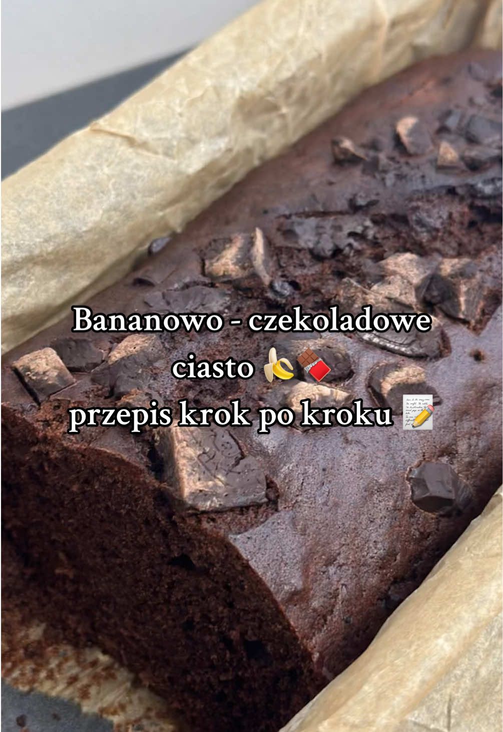 Ciasto bananowego-czekoladowe 🌾mąka pszenna tortowa 200 g 🥚2 duże, lub 3 małe jajka  🍌2 duże banany - ok. 300 g pulpy 🍬cukier zwykły 100 g 🧴olej roślinny 90 ml 🍫czekolada gorzka 64 % 80 g 🧋kakao 20 g - 3 niepełne łyżki 🥄proszek do pieczenia i soda oczyszczona po 1 płaskiej łyżeczce Postępujemy zgodnie z filmem ☺️ #FoodTok #food #bakingrecipe #bakingtutorial #przepis #szybkieciasto #chlebekbananowy #ciastoczekoladowe 