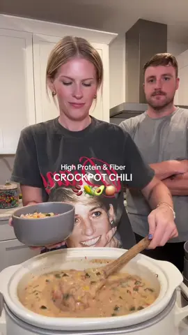 Crockpot Chili even your kids will love (420 cals + 43g protein/6 servings)🍗🧄 Here’s the recipe:  -3 can, drained, Cannellini Beans. -1 can (14.5 oz), Rotel Diced Tomatoes And Green Chilies -4 wedge, Laughing Cow Light Cheese Wedges. -10.60 fluid ounce, low fat Good Culture cottage cheese. -1 cup, Corn, canned. -2, chopped, Zucchini.  -1 medium, Onion -2 container, Chicken Bone Broth. -1lb Lean ground chicken #mealprep #protein #chicken #EasyRecipe 