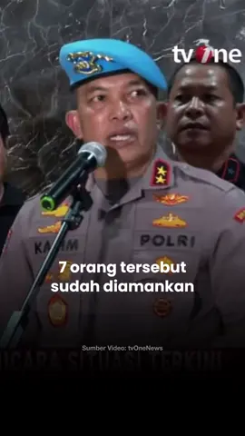 Kadiv Propam Mabes Polri Irjen Abdul Karim mengatakan tujuh pelaku di dalam kendaraan taktis (rantis) Brimob yang melindas pengemudi ojek online (ojol) di kawasan Pejompongan, Kamis (28/8/2025) sudah diamankan. Ketujuh pelaku yang diamankan sedang diperiksa di Mako Brimob Kwitang. Adapun inisial tujuh pelaku tersebut antara lain Kompol C, Aipda M, Bripka R, Briptu D, Bripda M, Baraka Y, dan Baraka G. 📝 Bisnis.com 