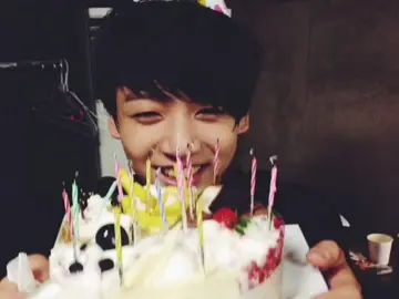 Feliz cumpleaños ojitos bonitos ! 🤍. #jeonjungkook #jungkook #birthday #bts #fyp  Hoy cumple años una de las personas más bonitas e importantes en mi vida. Parece tan solo ayer cuando recién lo conocí y quede encantada con su linda sonrisa, su talento y bonita personalidad. Feliz cumpleaños mi niño❤️‍🩹.