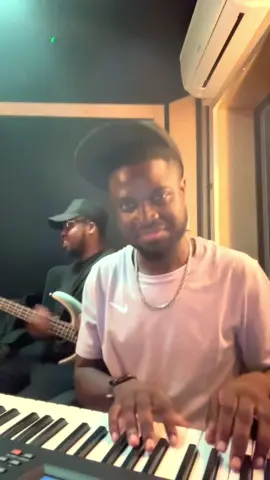 LA 2T🎹🙂‍↕️ @Plamedi F na bass😤🤞🏿🎸#fyp #mabikalead #seben #flashmob 