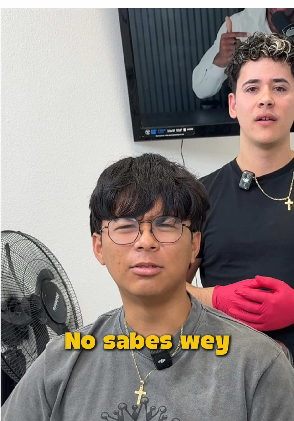 Mi cliente viene desde manteca california hasta stockton California por este corte de pelo, textured messy fringe. No habla ingles pero le entendi claro que quiere un low taper fade, y no un buzzcut. Este corte le queda bien con su tipo de rostro. Aunque no hable español le voy a dar un corte de transformacion. Le vamos a dar mucha textura a su cabella lacio. Si estas en stockton California link en mi perfil para hacer cita✅ #stocktonbarber #lowtaperfade #cortedepelo #trasnformacion #messyfringe 