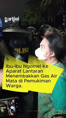 Sejumlah ibu-ibu memarahi aparat karena gas air mata yang ditembakkan mendarat di kawasan perkumiman warga. #demojakarta #demo #dprri #dpr  #bubarkandpr 