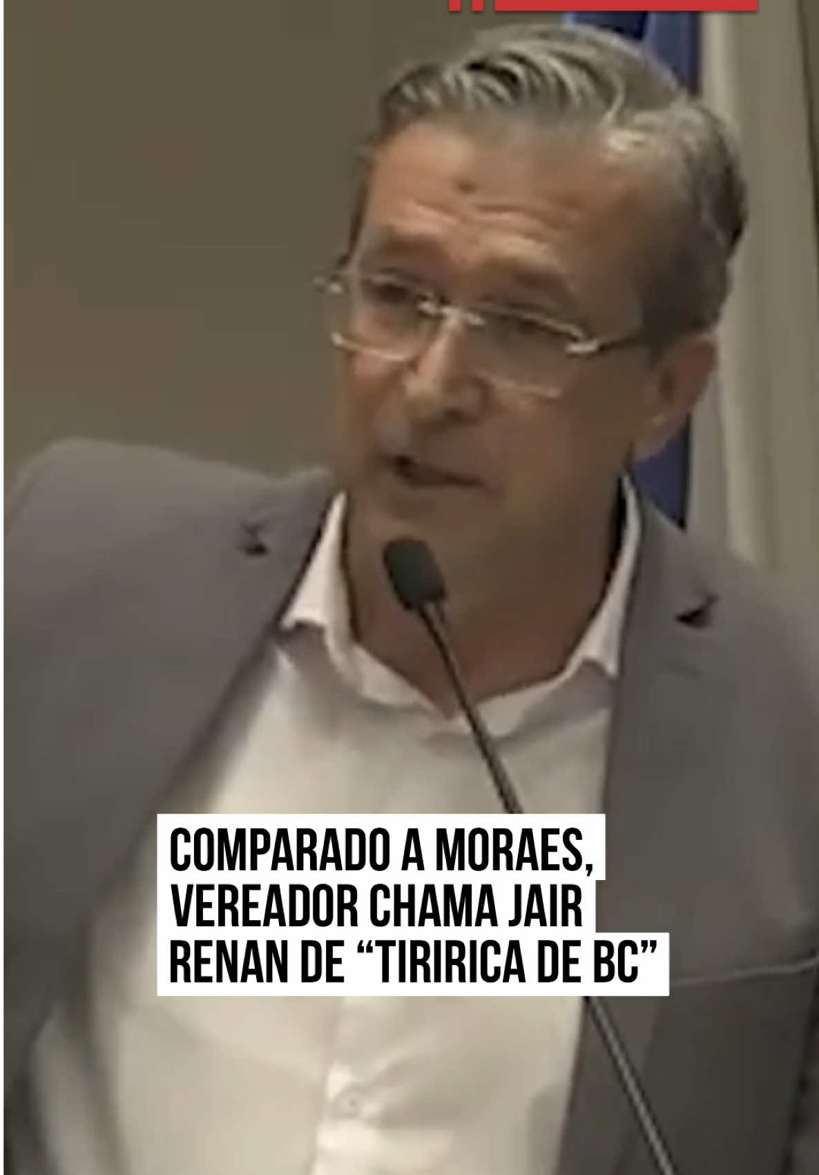 A sessão da Câmara de Vereadores de #BalneárioCamboriú (SC) nessa quarta-feira (27/8) foi marcada por uma troca de provocações entre o presidente da Casa, Marcos Kurtz (Podemos), e o vereador #JairRenan Bolsonaro (PL), filho “04” do ex-presidente Jair #Bolsonaro (PL). Durante seu discurso na tribuna, Kurtz chamou o colega de “Tiririca de Balneário Camboriú”. A fala foi uma resposta a declarações anteriores de Jair Renan, que, segundo Kurtz, teria feito uma comparação nos bastidores entre ele e o ministro Alexandre de Moraes, do Supremo Tribunal Federal (STF). “Vereador, já que o senhor gosta tanto de fazer comparações, vou aqui lhe comparar também. Eu acho que o senhor é parecido com o Tiririca. E deveria ter botado lá [no slogan de campanha]: ‘pior que tá, não fica’. Porque o senhor não fala, não resmunga. Está aqui fazendo não sei o quê. Então, eu acho que esse nome [Tiririca] pegaria muito bem. Renan Tiririca do PL de BC”, disse. O presidente da Câmara relatou que o jovem vereador o apelidou de “Xandão de BC [abreviação de Balneário Camboriú]” Eleito em 2024 com 3.033 votos – o mais votado da cidade – Jair Renan tomou posse como vereador em janeiro deste ano. Desde então, sua atuação na Câmara tem sido considerada discreta, com destaque para pautas de caráter ideológico. Antes de assumir o mandato, Jair Renan atuou como assessor do senador Jorge Seif (PL-SC). Conforme mostrado no Metrópoles, na coluna Igor Gadelha, o ex-presidente Jair Bolsonaro já decidiu que o filho deve concorrer a uma vaga na Câmara dos Deputados em 2026. #TikTokNotícias 📹 Câmara de Vereadores de Balneário Camboriú 