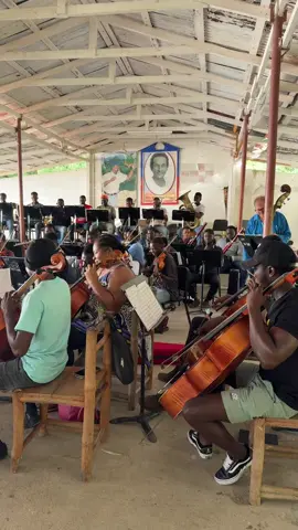End of Dance de l’homme des Grottes - EMM #musiceducationmatters #BLUMEHAITI #EMM #musicchangeslives #musiccampinhaiti 