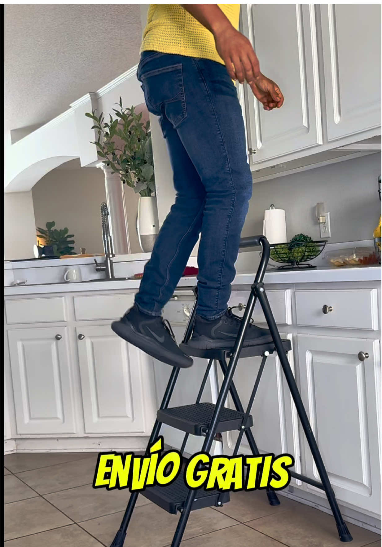 Está Escalera plegable es muy útil y práctica para tener en casa 🏠 #ladder #escalera #tiktokshoplabordaysale #tiktokshopcreatorpicks #tiktokmademebuyit 