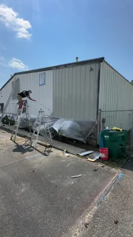 Spraying this metal building with Sherwin-Williams Pro Industrial Multi-Surface 💨 Using a fine finish tip and the Graco 695XT for that smooth, professional coverage 👌#gracopaintsprayer #commercialpainting #fyp #spray #painting 