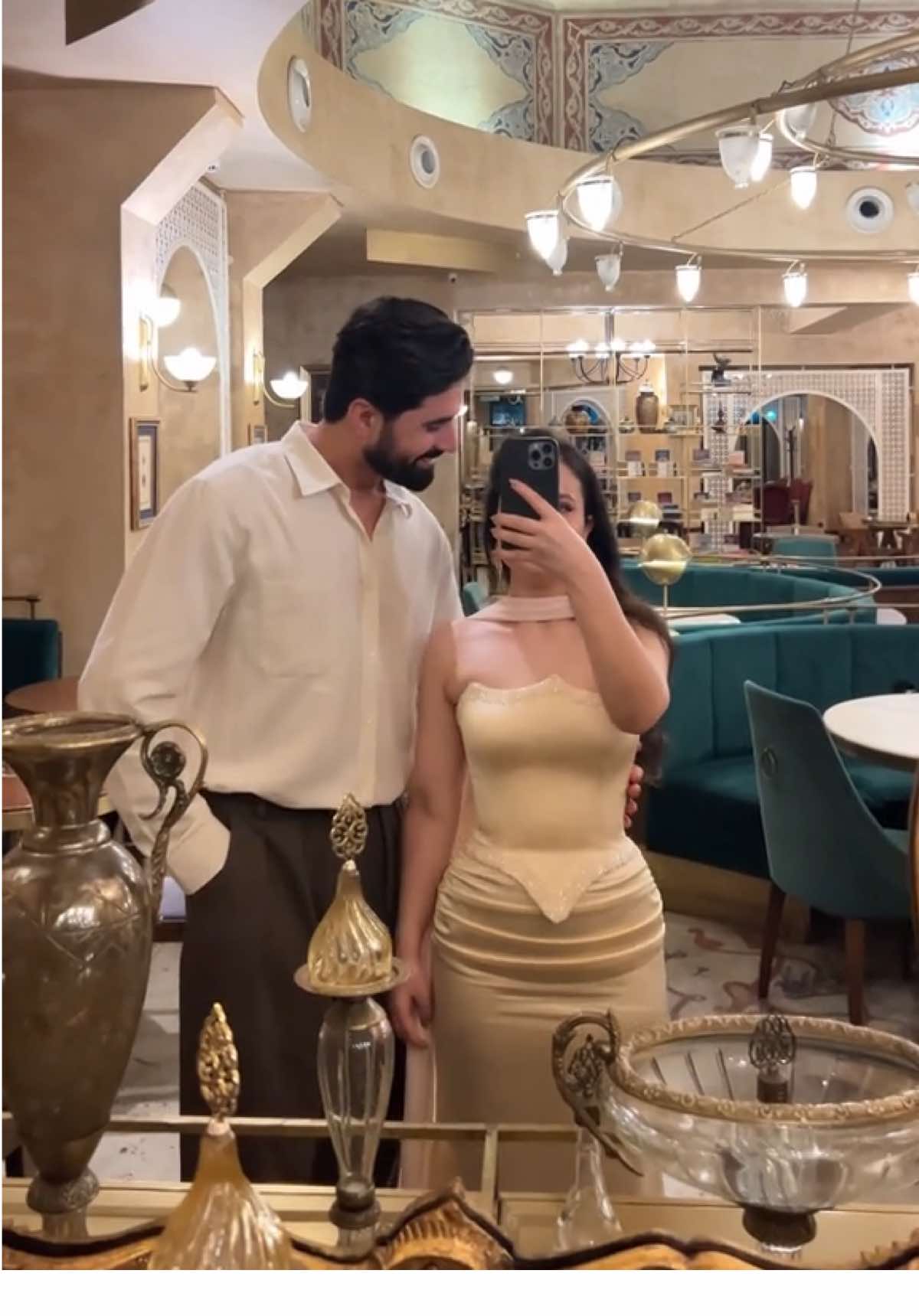 جمال المكان لا يُقاوم  كلشي عتيق بياخد قلبي🕯️📻🎻