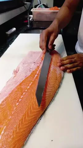 LIMPEZA DE SALMÃO PRA SUSHI“Salmon Cleaning for Sushi” #chef #japones #sashimi #Sushi #Sushiman 