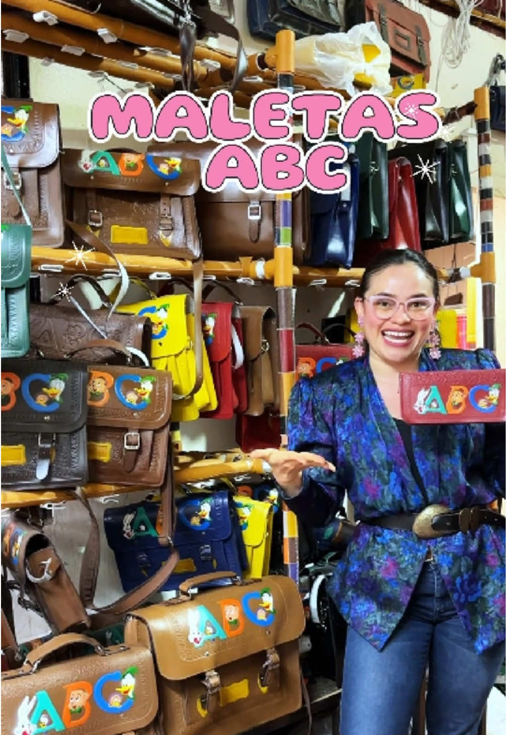✨ “Amigas, quiero presentarles una marca que me tiene enamorada: Maletas ABC 🧳💖. Con más de 75 años de tradición colombiana, han creado bolsos y maletas que son puro estilo, calidad y orgullo nacional 🇨🇴✨. Si buscan piezas que combinen moda y tradición, no dejen de visitar esta joya hecha en Colombia 👛✨@maletas ABC #modacolombiana #colombia #bolsos #moda #fashion 
