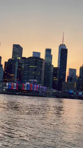 A perfect end of the day in the perfect city 🌆🗽 #NYCsunset #SkylineVibes #GoldenHourNYC #fyp #NYCviews