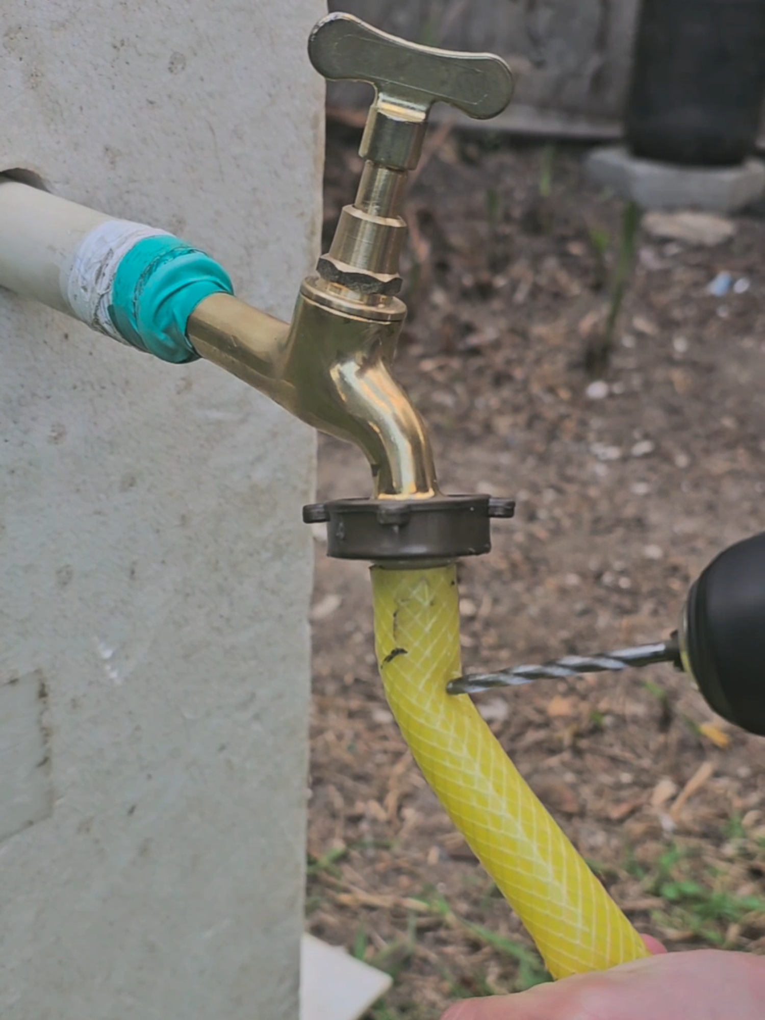 A solução para prender mangueira na torneira, assim que os Eletricistas fazem #solutions #dicas #ferramentas
