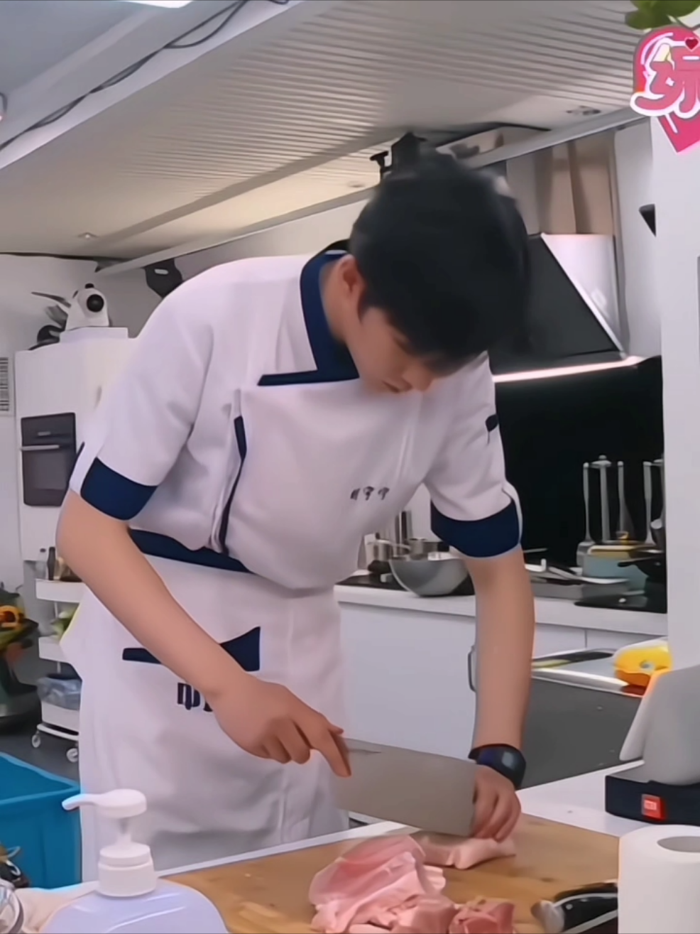 cooking with his pretty hands #liuyuning #chineseactor 