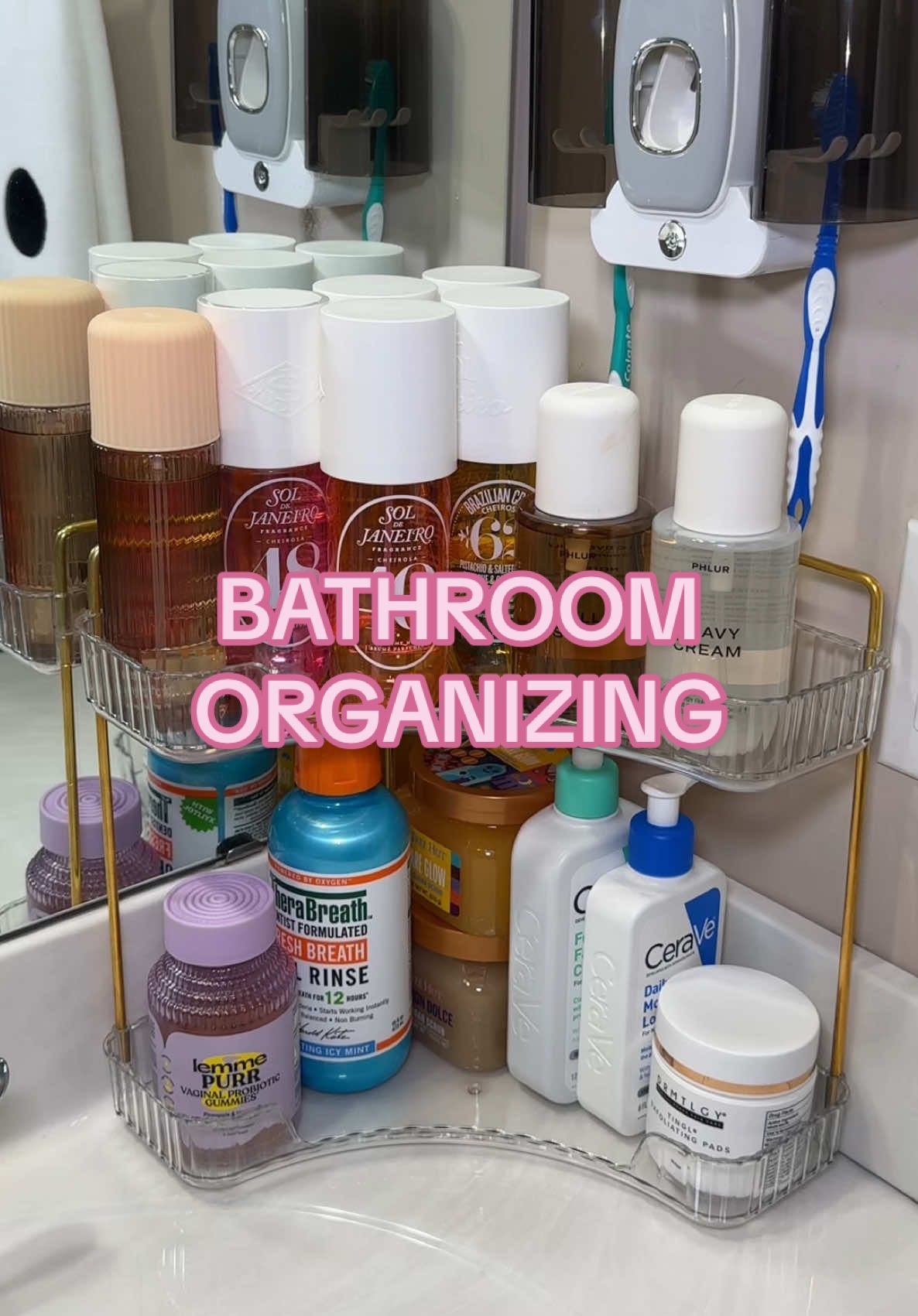 BATHROOM ORGANIZING 🏡🧖🏼‍♀️🧴🫧 #satisfying #bathroomorganization #tiktokshopcreatorpicks #organizedhome #organizer 