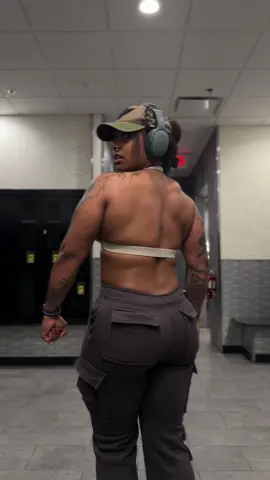back day supremacy  #mommy #feminineenergy #backworkout #girlswholift 