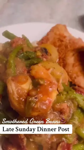 #lateposting Southern smothered string beans with sausage and shrimp. 😋 fried chicken on the side.  #sundaydinner #genxwomen #genx #soulfoodcooking 