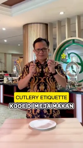 🍽 CUTLERY ETIQUETTE ✨️ KODE DI MEJA MAKAN 📍Venue: Asoka Resto Jl. Guntur No.4, Gajahmungkur, Semarang. “Pernah bingung sendok garpu ditaruh di mana saat makan? 🤔 Ternyata ada kode di meja makan yang bisa kasih sinyal sederhana: ➡️ Masih makan ➡️ Sudah selesai ➡️ Bahkan minta next dish 🍽️ Biar gak salah!!! Yuk kenali Cutlery Etiquette biar makin percaya diri saat makan formal atau di restoran ✨ #cutleryetiquette  #tablemanners  #etikamakan  #etikadimejamakan  #dinning 