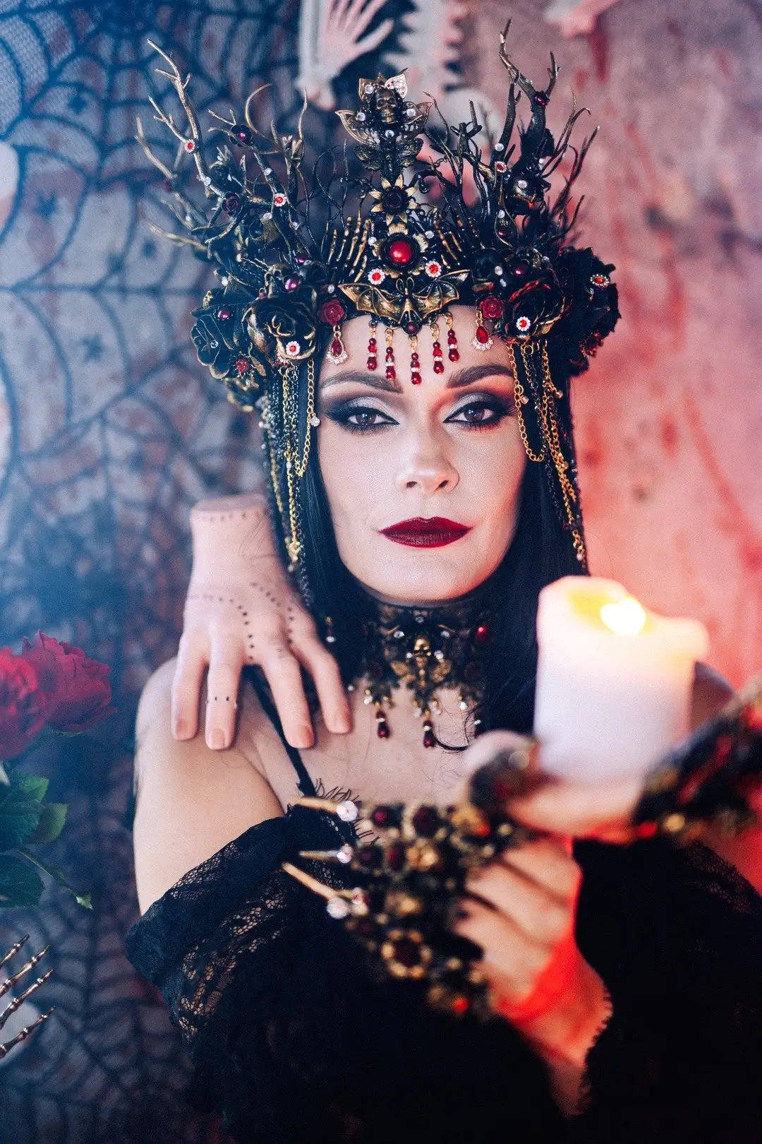 This Gothic crown set transforms every queen into a true femme fatale. Handcrafted with black roses, crimson crystals, skulls and golden details – the ultimate dark queen energy. 🖤👑 #MorticiaAddams #GothicCrown #DarkQueen #FemmeFatale #HalloweenCostume @Karamelka @Etsy 