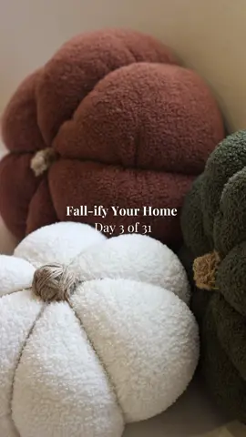 YOU WILL NOT REGRET MAKING A PUMPKIN PILLOW 🎃 The pillows I like to use are linked in my bio on my Amazon Storefront! Comment with any Qs & keep watching for more ways to “Fall-ify Your Home” 🤗 Day 3 of 31 | #K8newyorkfall  #falldecor #falldiy #DIY #pumpkinseason 