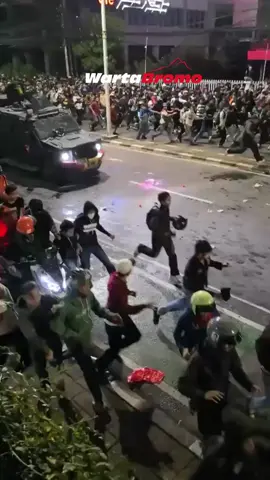 Affan Kurniawan (21), driver ojek online, meninggal dunia usai terlindas kendaraan taktis Brimob Polri saat demo di Jakarta Pusat, Kamis (28/8) malam. Kapolri Jenderal Listyo Sigit menyampaikan permintaan maaf, sementara tujuh anggota Brimob kini sudah diamankan untuk diperiksa Propam. #tragedipejompongan #driverojol #mobilrantisojol 