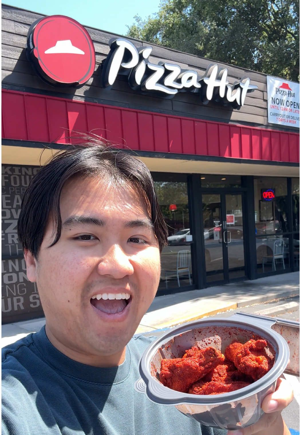Free Pizza Hut Wings Hack 🐔🤤 @Pizza Hut #pizzahut #foodhacks #fastfood 