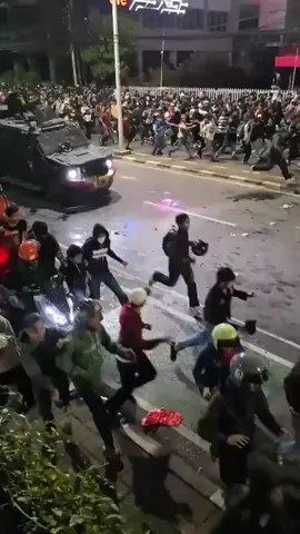 mobil brimob melindas gojek saat demo,, diketahui mobil brimob melarikan diri kemarkas brimob yang diberada ditugu tani