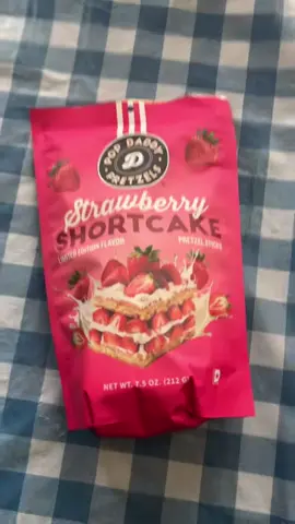 10/10 I’m addicted 🍓🥨🎂 #popdaddypretzels #popdaddysnacks #popdaddy #Foodie 