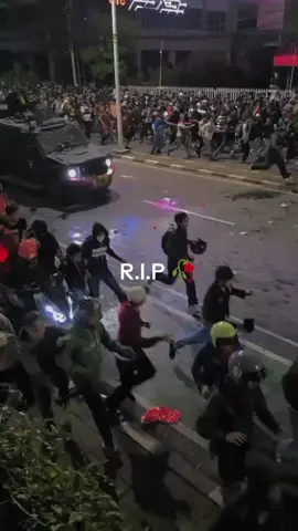 Detik detik tertabrak nya ojol oleh mobil rantis brimob demo dpr malam ini,  Ya allah apakah ini yg di sebut pejabat yg mengayomi rakyat??, turut berduka cita atas wafatnya rakyat kecil pejuang demokrasi, hidup rakyat! Daulat rakyat!!! Jabatan cuman mandat, selesai, akan kembali menjadi rakyat,!!! & Kezaliman akan terus ada di muka bumi, bukan karna semakin bertambahnya orang orang jahat, tapi karna diamnya orang orang baik merdeka & #demodpr #demoricuh 