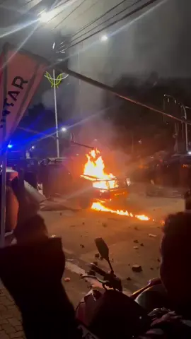 BAKAR-BAKAR MOBIL BRIMOB #demo25agustus2025digendungdprjakarta #fyp #demojakarta #DEMO 